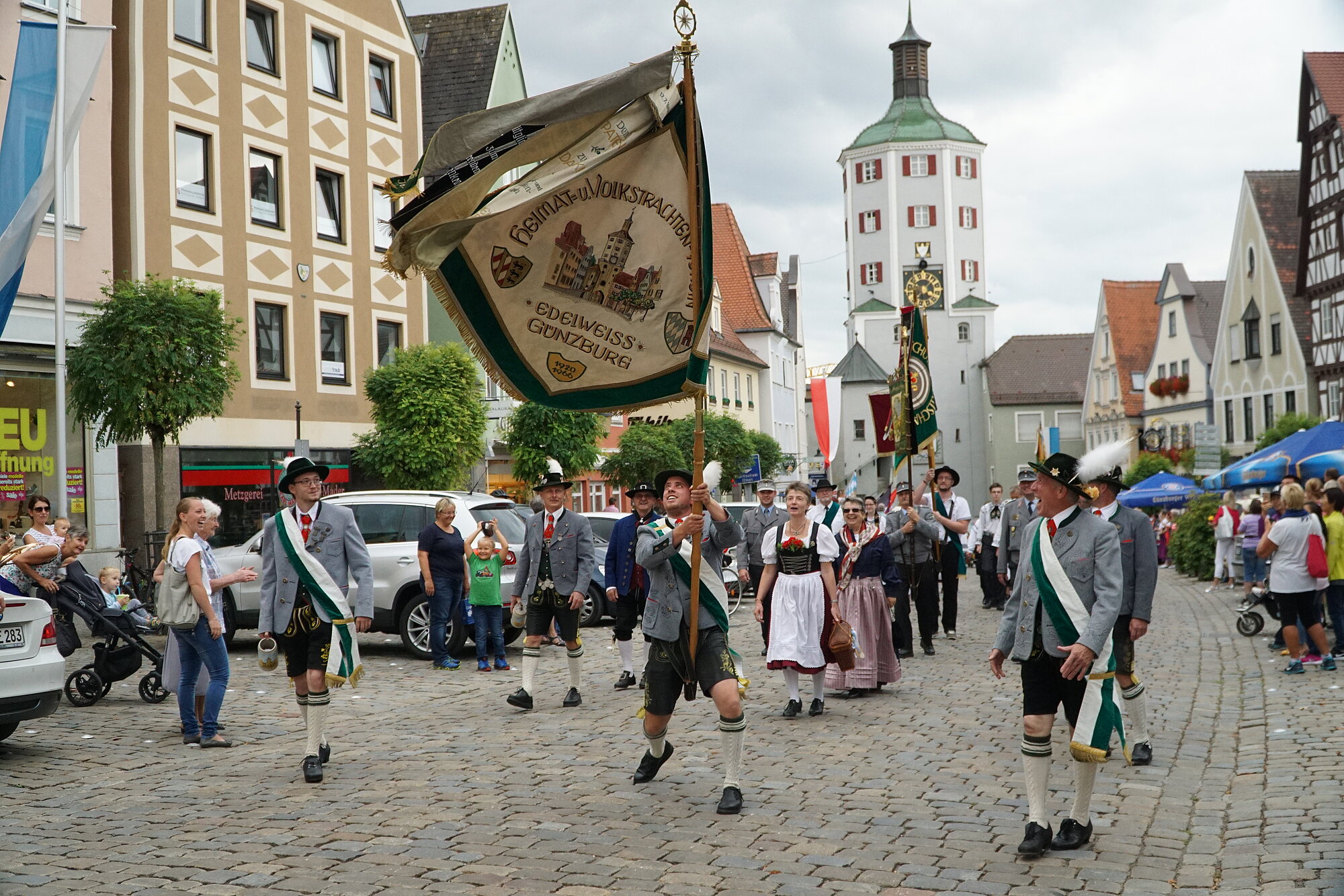 Nach dem Standkonzert auf dem Schloßplatz startet der traditionelle Festzug mit zahlreichen Vereinen durch die Stadt Richtung Volksfestplatz. Foto: Julia Ehrlich/Stadt Günzburg Nach dem Standkonzert auf dem Schloßplatz startet der traditionelle Festzug mit zahlreichen Vereinen durch die Stadt Richtung Volksfestplatz. Foto: Julia Ehrlich/Stadt Günzburg