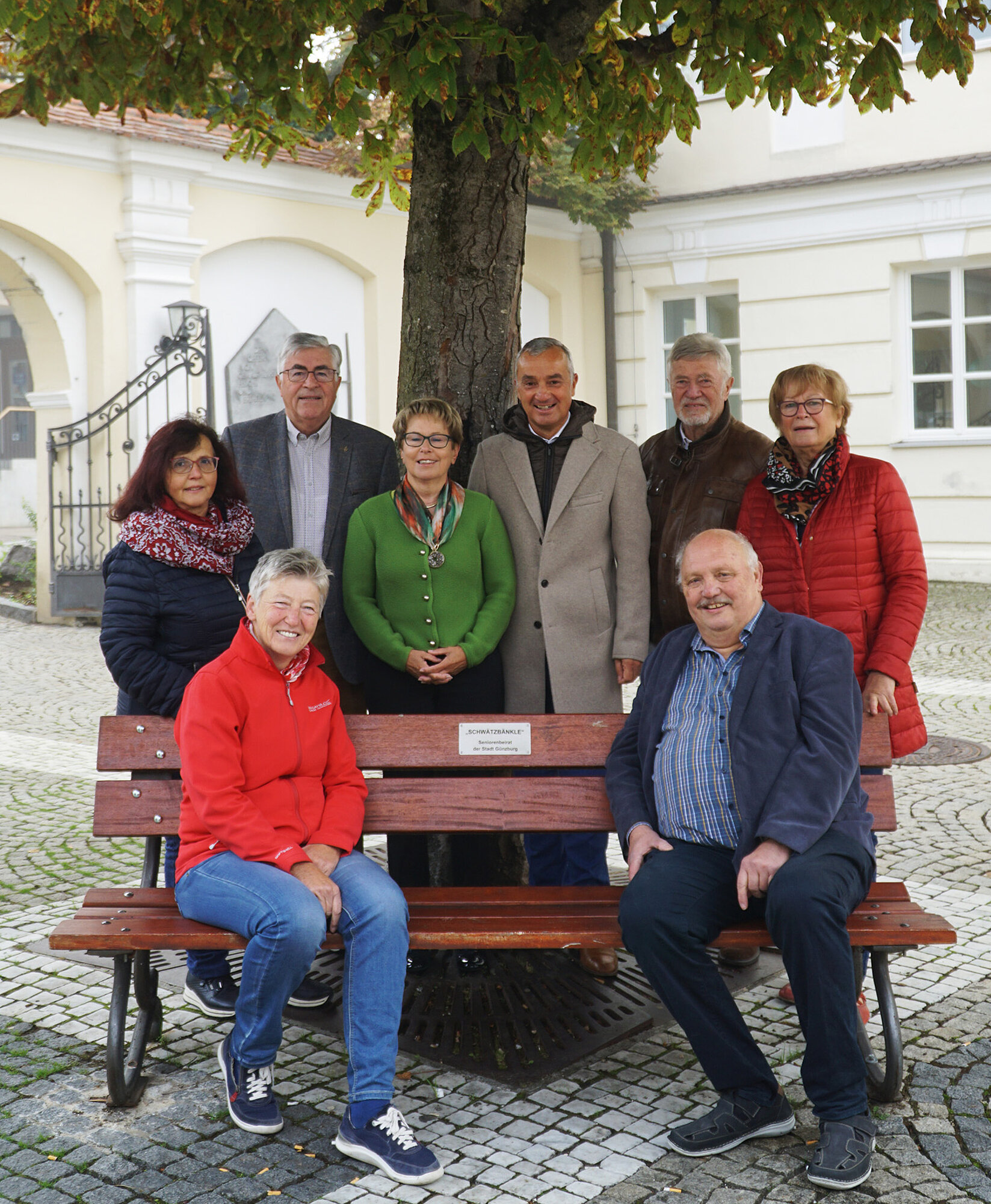 Gemeinsam mit Oberbürgermeister Gerhard Jauernig hat der Seniorenbeirat, das erste “Schwätzbänkle“ im Dossenbergerhof seiner Bestimmung übergeben. Foto: Johanna Hofgärtner