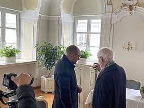 Günzburgs Museumsleiter Dr. Raphael Gerhardt (links) und Numismatiker Dr. Lutz Ilisch sprechen über den kleinen, aber weltweit bekannten Maria-Theresien-Taler. Foto: Michael Lindner/ Stadt Günzburg