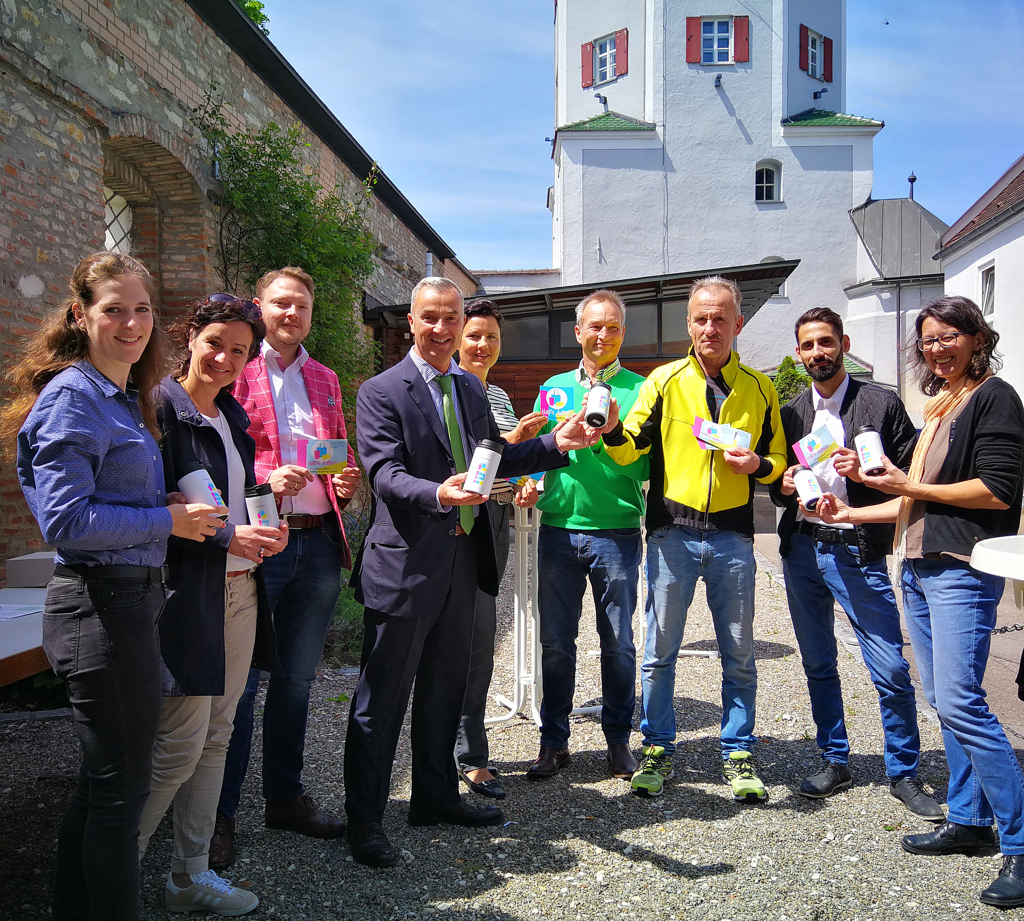 Einige Teilnehmer und Vertreter der Stadtverwaltung bei der Übergabe der Mehrwegbecher und Werbematerialien. Foto: Anja Hauke/ Stadt Günzburg