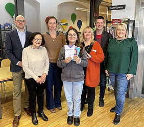 Die fünf Jurymitglieder und Büchereileiterin Angelika Gathemann-Schnelle gratulieren der Siegerin Lara Rajic. Foto: Stadt Günzburg