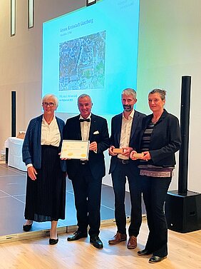 Im schweizerischen Saas-Fee erhielt Günzburg den European Energy Award in Gold von Gudrun Heute-Bluhm, Präsidentin der Association European Energy Award, (links) überreicht: Oberbürgermeister Gerhard Jauernig, Stadtbaumeister Georg Dietze und Klimaschutzmanagerin Daniela Fischer. Foto: Michael Lindner/Stadt Günzburg