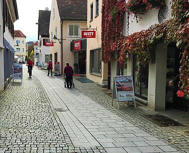 In der südlichen Altstadt wurden im Rahmen von „Barrierefreie Altstadt“, wie hier in der Kapuzinergasse, bereits die alten Kopfstein-Entwässerungsrinnen ersetzt. Nun ist der nördliche Altstadtbereich an der Reihe. Foto: Christian Hörger/Stadt Günzburg
