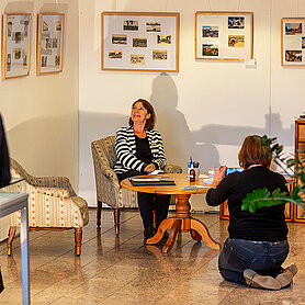 Das Günzburger Wohnzimmer in der Ausstellung "Typisch Günzburg?" im Forum am Hofgarten. Foto: Philipp Röger für die Stadt Günzburg