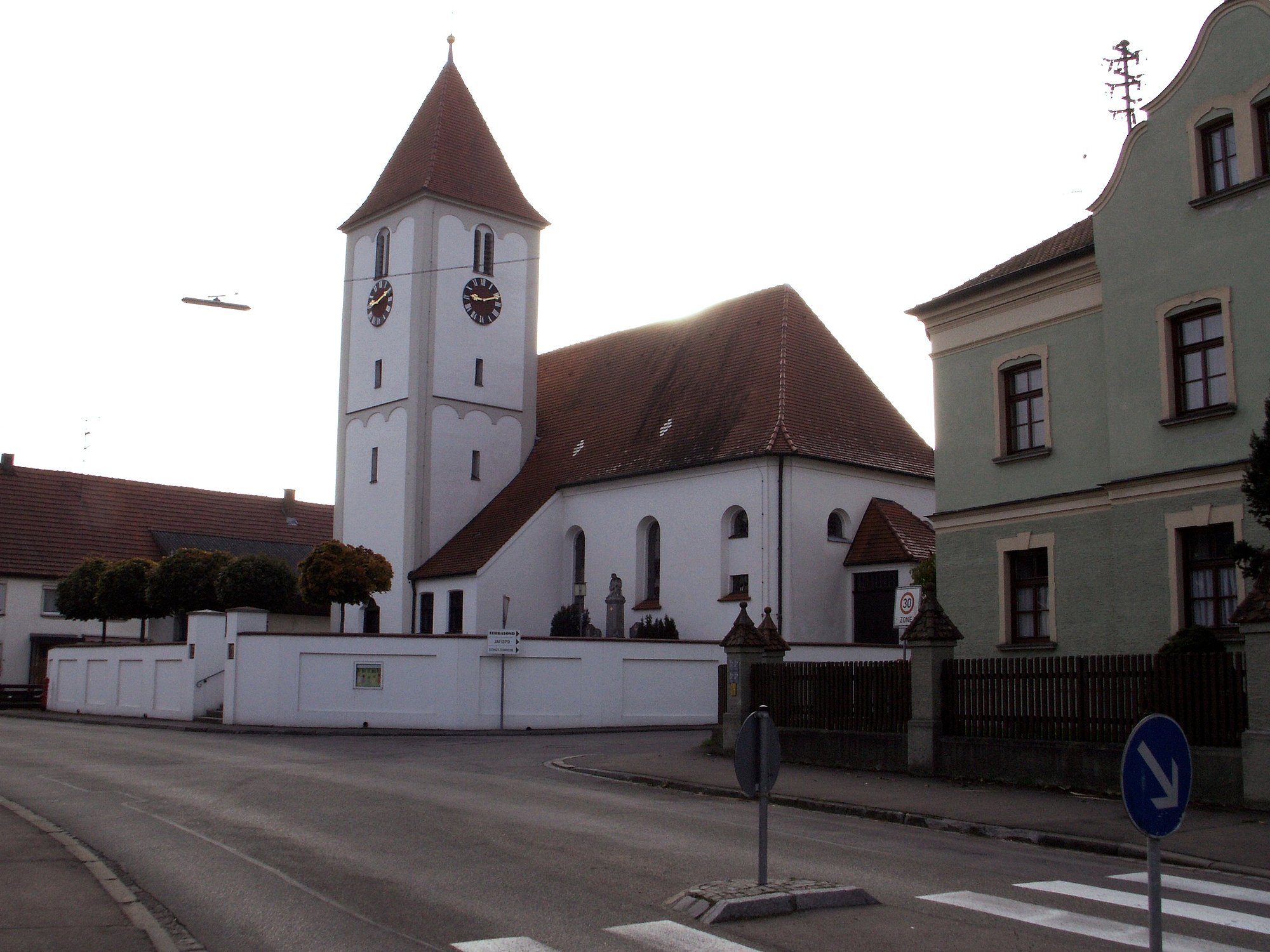 Als Zeuge der Zeit hat sich die Ulrichtskirche im Ortszentrum von Deffingen erhalten.  Foto: Sabrina Schmidt/ Stadt Günzburg