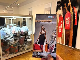 Die Folgen von Billigmode und Kleidermüll für Umwelt und Gesellschaft thematisiert Johannes Müller bei seinem Vortrag im Heimatmuseum Günzburg. Foto: Raphael Gerhardt/Stadt Günzburg