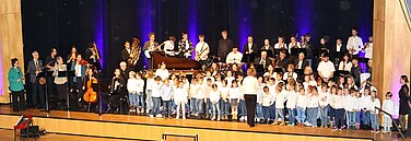 Beim Adventskonzert der Städtischen Musikschule Günzburg wirkten mehr als 200 Personen mit. Foto: Michael Müller