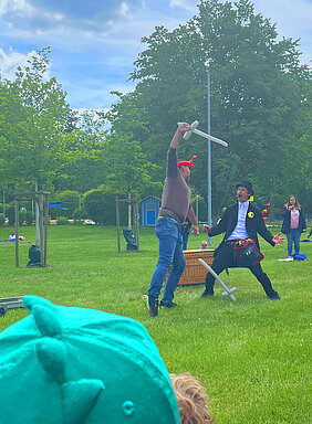 Ballonkünstler Tobi van Deisner beeindruckte mit seinem humorvollen und kreativen Auftritt im Waldbad Günzburg. Foto: Michael Lindner/Stadt Günzburg