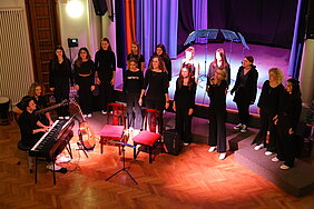 Schülerinnen und Schüler des Maria-Ward-Gymnasiums nahmen die Besucher mit auf eine musikalische Reise nach Südafrika. Foto: Michael Müller