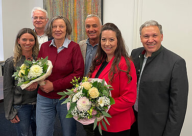 Silvia Schmidt (Zweite von rechts) und Inge Geprägs (Mitte) sind die neuen Konrektorinnen der Grundschule „Auf der Bleiche“ bzw. der Grundschule in Reisensburg. Über ihren Dienstantritt freuen sich (von rechts) Markus Mayer (Staatliches Schulamt), Oberbürgermeister Gerhard Jauernig, Robert Kaifer (Staatliches Schulamt) und Christiane Futterer (Schulbeauftragte der Stadt Günzburg). Foto: Michael Lindner/Stadt Günzburg