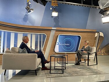 Angie Stifter interviewte Gerhard Jauernig in der Sendung „Zeit zu Reden“. Foto: Michael Lindner/Stadt Günzburg