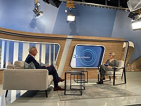 Angie Stifter interviewte Gerhard Jauernig in der Sendung „Zeit zu Reden“. Foto: Michael Lindner/Stadt Günzburg