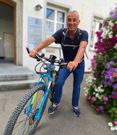 Groß ist die Freude bei Günzburgs Oberbürgermeister Gerhard Jauernig über das bevorstehende Jubiläum für zehn Jahre Stadtradeln. Foto: Stadt Günzburg