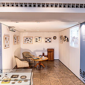In einem eigens eingerichteten Wohnzimmer konnten Besucher Haarschmuck, Postkarten und Fotos aus Wohnzimmern sehen. Foto: Philipp Röger für die Stadt Günzburg