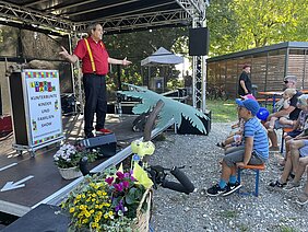 Zauberer Larry aus Leipheim begeisterte nicht nur Kinder mit seinen Tricks und Späßen. Foto: Johanna Hofgärtner/Stadt Günzburg