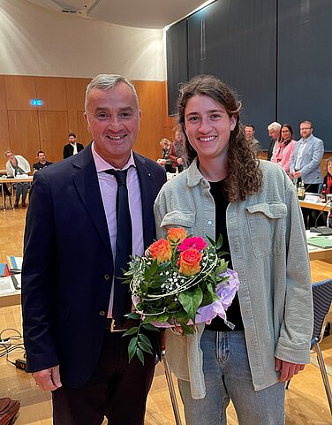 Günzburgs Oberbürgermeister Gerhard Jauernig heißt Hannah Sperandio im Stadtrat herzlich willkommen. Foto: Michael Lindner/ Stadt Günzburg