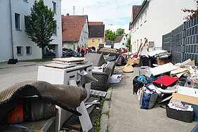 Nach dem Hochwasser wird das Ausmaß des Schadens sichtbar. Den ganzen Tag über wird der Sperrmüll in den betroffenen Gebieten abgeholt. Foto: Johanna Hofgärtner / Stadt Günzburg
