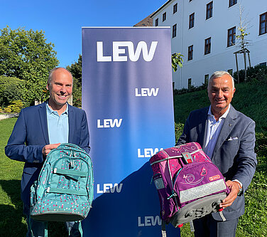 Günzburgs Oberbürgermeister Gerhard Jauernig (rechts) und Andreas Bayer von LEW freuen sich über das Rekordergebnis der Sammelaktion „Ranzen her!“. Foto: Michael Lindner/Stadt Günzburg