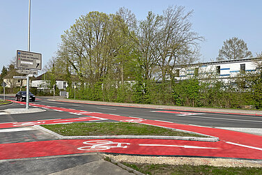 Der Fahrschulinhaber Peter Eisenkolb frischte im Auftrag des Günzburger Seniorenbeirats bei einem Vortrag die Verkehrskenntnisse der Teilnehmer auf und erklärte beispielsweise die Verkehrsregelungen bei Radspuren. Foto: Michael Lindner/ Stadt Günzburg