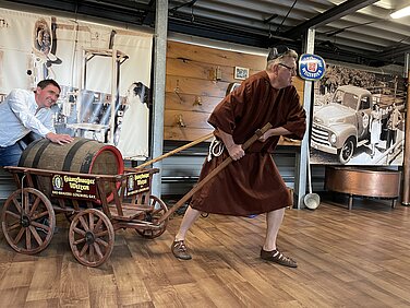 Bruder Baderbas (rechts) ist das Zugpferd der Veranstaltung „Sauber eig’schenkt“, die von Hermann Skibbe, der Stadt Günzburg und Radbrauereichef Georg Bucher (links) organisiert wird. Foto: Michael Lindner/ Stadt Günzburg