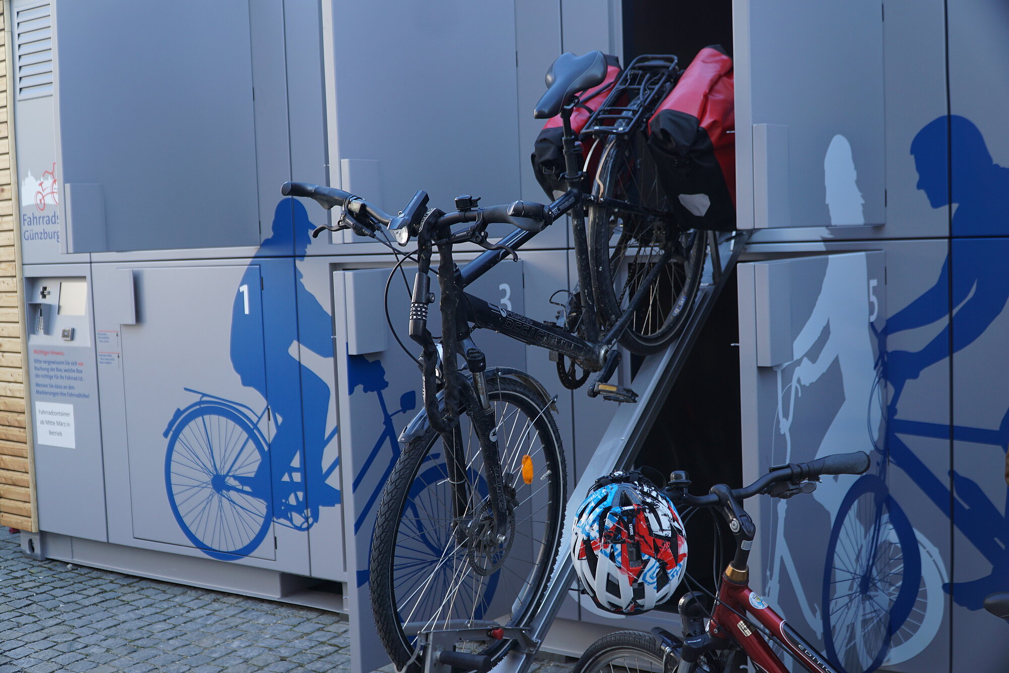 Auch mit Satteltaschen passen die Fahrräder in die Boxen und in der unteren Etage können E-Bikes geladen werden. Foto: Julia Ehrlich/Stadt Günzburg