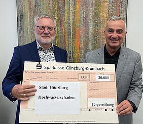 Der Vorsitzende der Bürgerstiftung Dr. Heinrich Lindenmayr (links) überreicht Günzburgs Oberbürgermeister eine Spende in Höhe von 20.000 Euro. Foto: Michael Lindner/Stadt Günzburg