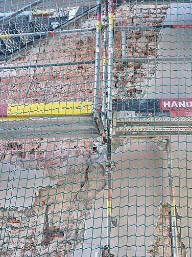 Wegen größerer Schäden an der Fassade des Stadtturms muss die Durchfahrt länger gesperrt werden. Foto: Bernd Fabera/Stadt Günzburg