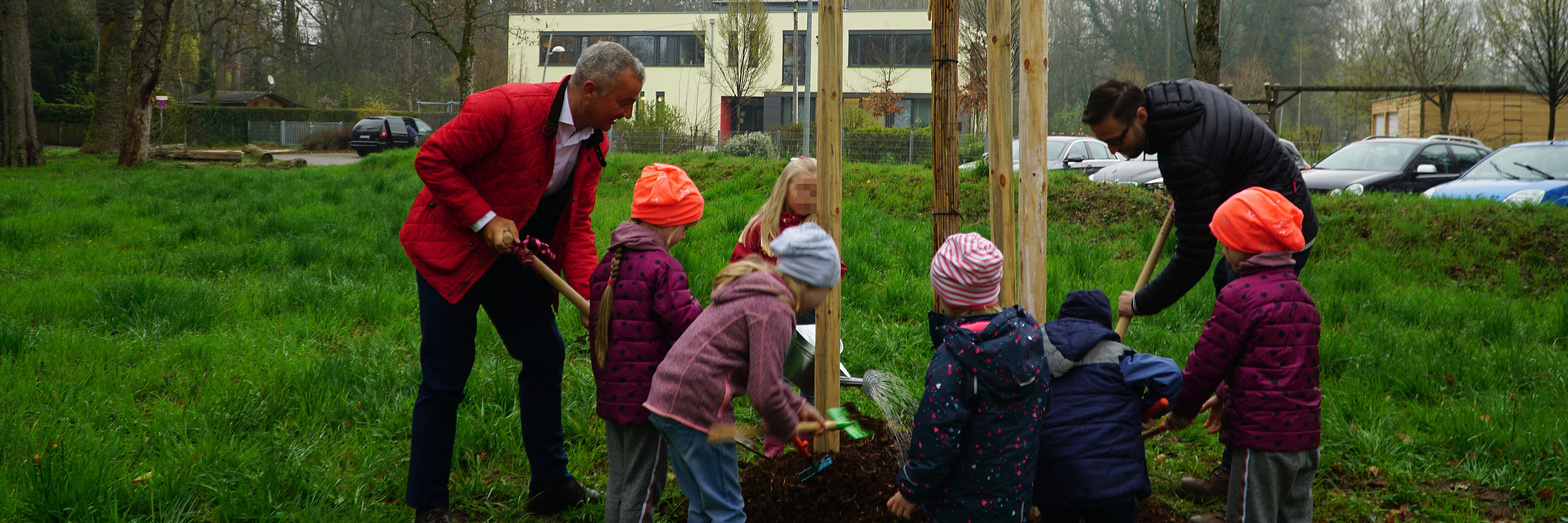 Baum pflanzen am Kinderhaus Hagenweide. Foto: Julia Ehrlich/ Stadt Günzburg