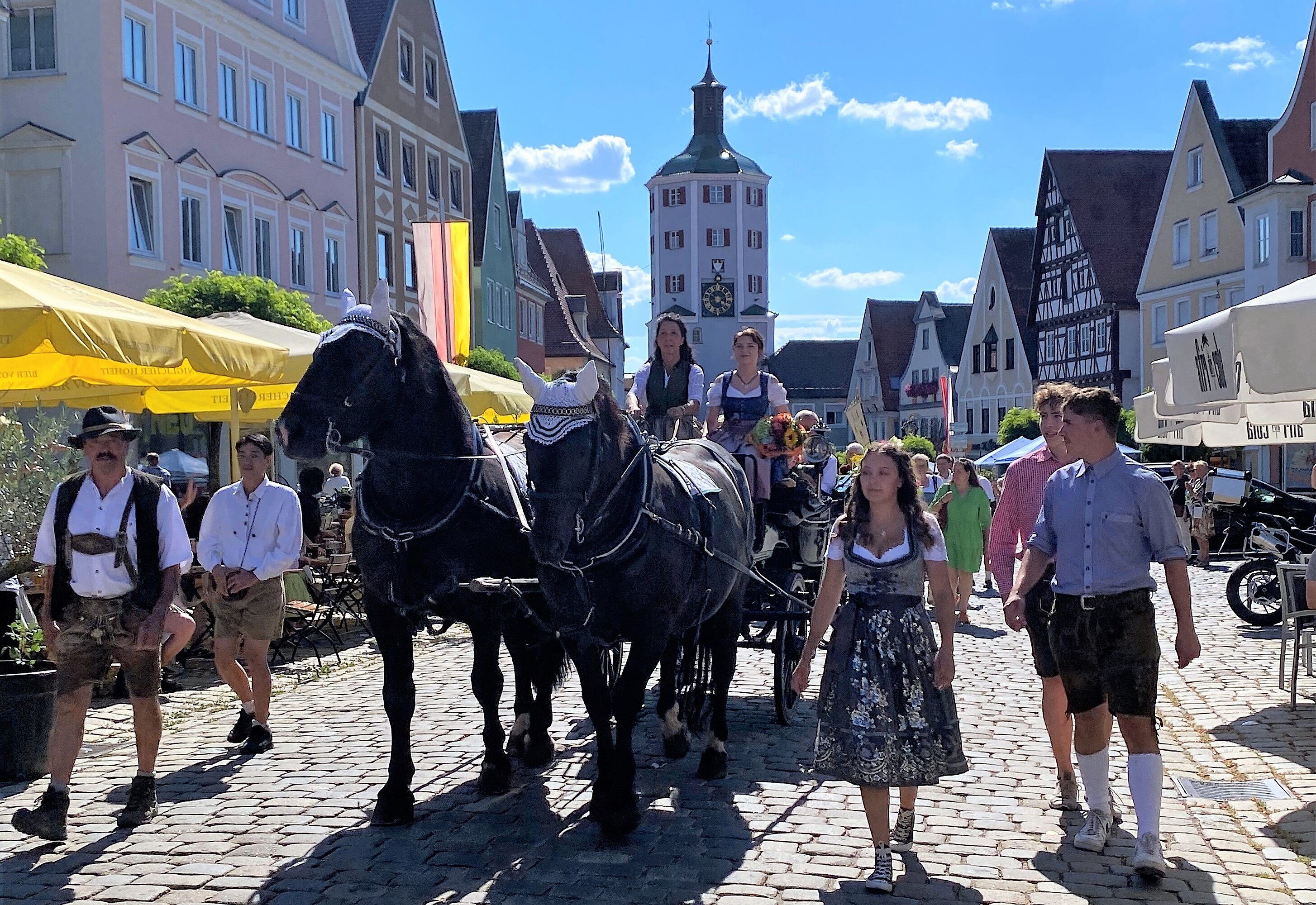 Nach dem Standkonzert auf dem Schloßplatz startet der traditionelle Festzug mit zahlreichen Vereinen durch die Stadt Richtung Volksfestplatz. Foto: Carmen Willer/Stadt Günzburg Nach dem Standkonzert auf dem Schloßplatz startet der traditionelle Festzug mit zahlreichen Vereinen durch die Stadt Richtung Volksfestplatz. Foto: Carmen Willer/Stadt Günzburg