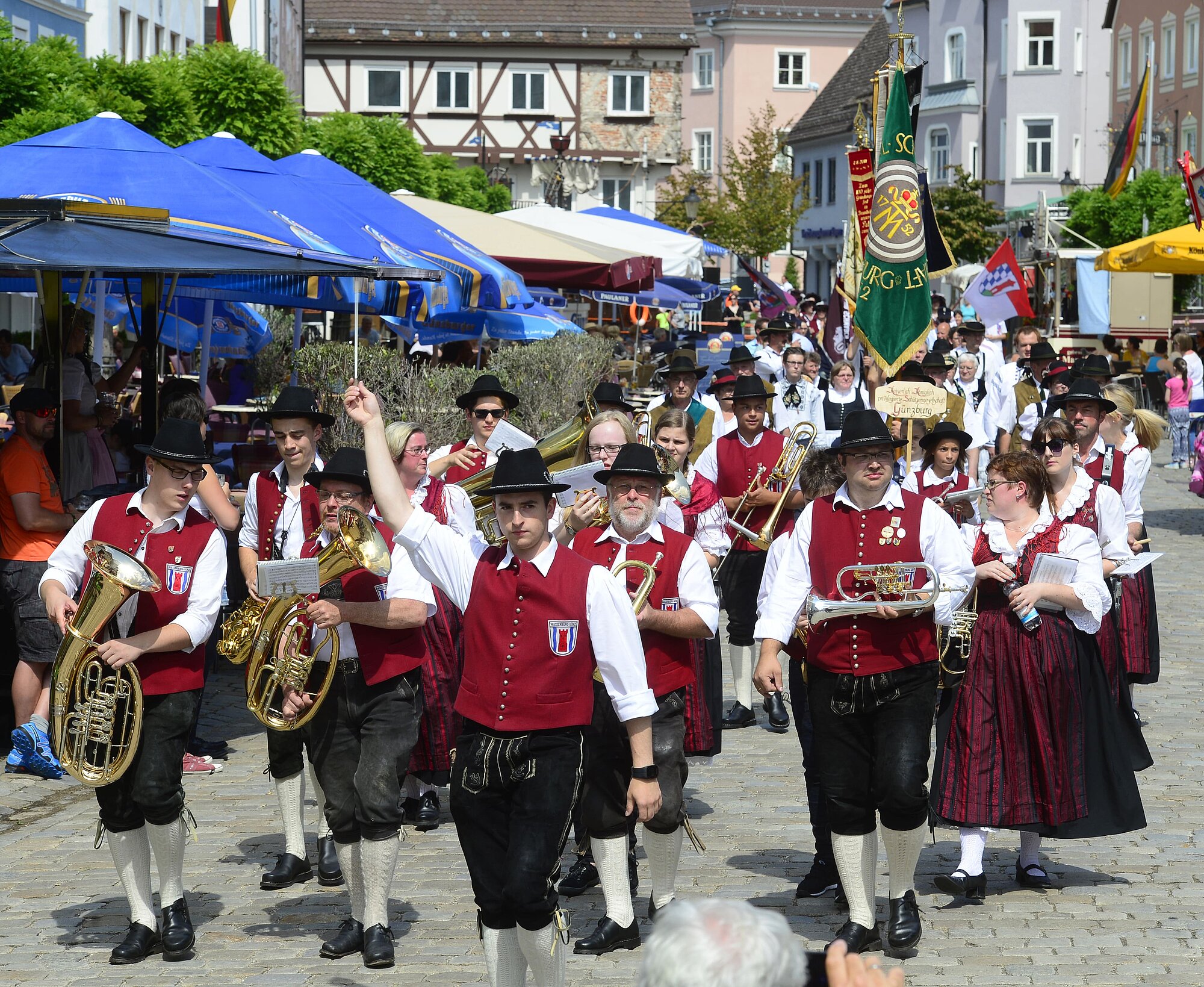 Das Guntiafest wird traditionell durch einen Umzug eröffnet. Foto: Bernhard Weizenegger