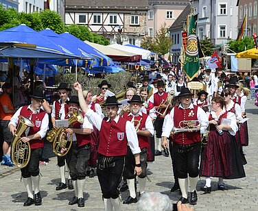 Eröffnet wird das Guntiafest traditionell mit dem Umzug. Foto: Bernhard Weizenegger