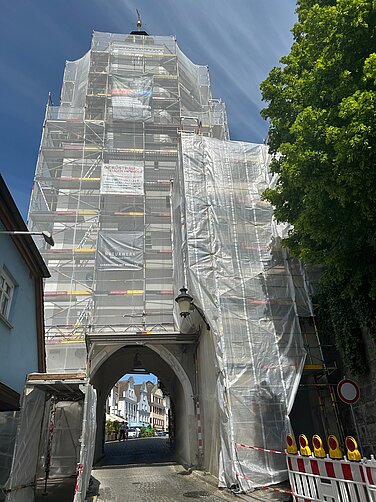 Noch ist das Wahrzeichen der Stadt Günzburg eingerüstet. Das Gerüst wird ab 26. Mai abgebaut.  Foto: Monika Rudolph/ Stadt Günzburg