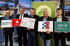 Für die Kleiderkammer der Caritas erhielt Geschäftsführer Mathias Abel (Mitte) von der Initiative Nachhaltiges Günzburg eine Spende über 300 Euro. Diese wurde überreicht von Anton Fink, Johannes Ringler, Oberbürgermeister Gerhard Jauernig und Stefan Pertler. (v. li nach re) Foto: Dominik Thoma, Sparkasse Schwaben-Bodensee