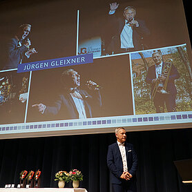Jürgen Gleixner wurde für sein musikalisches Engagement in der Joe Gleixner Bigband mit Urkunde und Medaille ausgezeichnet. Foto: Johanna Hofgärtner/Stadt Günzburg