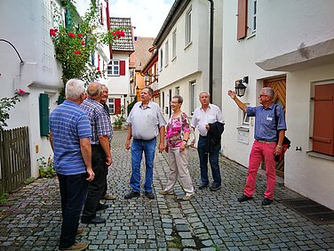 Teilnahme an Stadtführungen in Günzburg nimmt wieder Fahrt auf. Foto: Anja Hauke/Stadt Günzburg Bildunterschrift: Bei 36 öffentlichen und bisher 133 individuell gebuchten Führungen begaben sich in diesem Jahr bereits rund 2.500 Gäste und Einheimische auf Reisen in die Vergangenheit der Großen Kreisstadt. Die Buchung von individuellen Führungen, zum Beispiel im Rahmen von Firmenfeiern in der Vorweihnachtszeit, ist weiterhin möglich. Foto: Anja Hauke/Stadt Günzburg