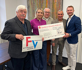 Der Förderverein Rettungsdienst Günzburg erhielt von der „Familie Dieter Mengele Sozialstiftung“ 6.500 Euro. Von links: Hans Hirner, Stephanie Mengele, Dieter Mengele, Günzburgs Oberbürgermeister Gerhard Jauernig und Leon Jauernig. Foto: Michael Lindner/ Stadt Günzburg