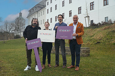Michael Vogele, Karin Scheuermann, Tino Baumann und Oberbürgermeister Gerhard Jauernig stellen das Design der Landesgartenschau Günzburg vor. Foto: Michael Lindner/Stadt Günzburg 