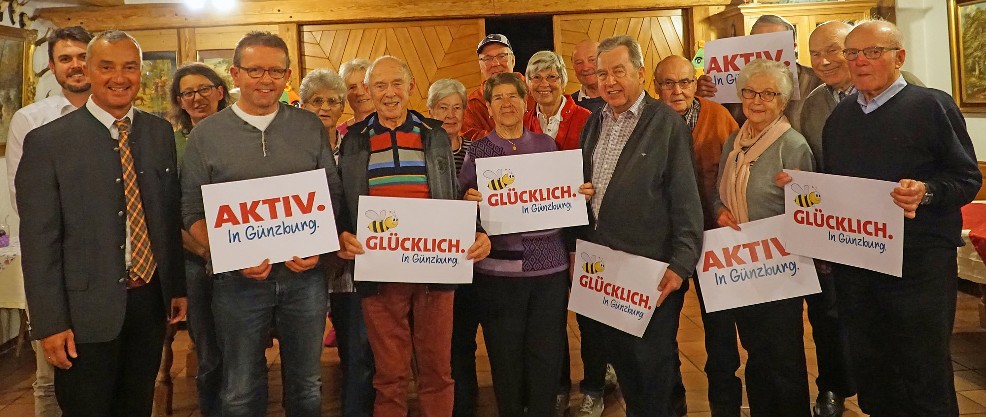 Oberbürgermeister Gerhard Jauernig, Ordnungsamtsleiter Georg Weishaupt und Umweltfachkraft Christine Hengeler (v.l.) mit einem Teil der Mitglieder von „Aktiv. In Günzburg“. Foto: Julia Ehrlich/ Stadt Günzburg