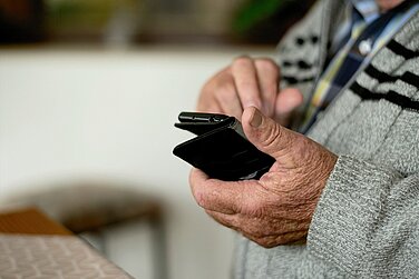 Auch in 2024 findet wieder regelmäßig die Smartphone-Sprechstunde für Senioren im Günzburger Rathaus statt. Alle Termine und weitere Informationen sind unter www.guenzburg.de/rathaus-buergerservice/seniorenbeirat/smartphone-sprechstunde-neu/ zu finden. Foto: Pixabay