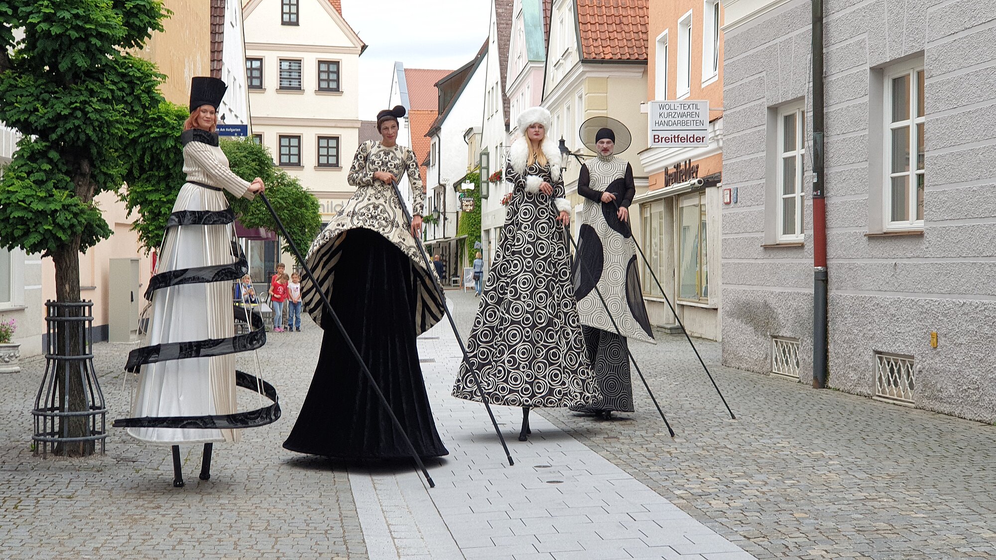Unser Bild zeigt Stelzenläufer in der Günzburger Innenstadt im Jahr 2020. Foto: Rainer Kurz/Stadt Günzburg