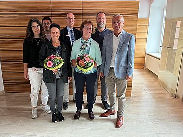 Margareta Mathis geht nach 20 Jahren im Alten- und Pflegeheim der Heiliggeist-Spitalstiftung in den Ruhestand. Gleichzeitig feiert Gisela Leix ihr 40-jähriges Dienstjubiläum im Kindergarten Kunterbunt. Foto: Georg Dietze/ Stadt Günzburg