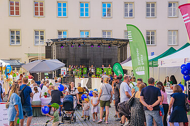 Ein kurzweiliges Bühnenprogramm am Schloßplatz und am Hofgarten umrahmte den Schwabentag Foto: Juri Kolesnikov für die Stadt Günzburg