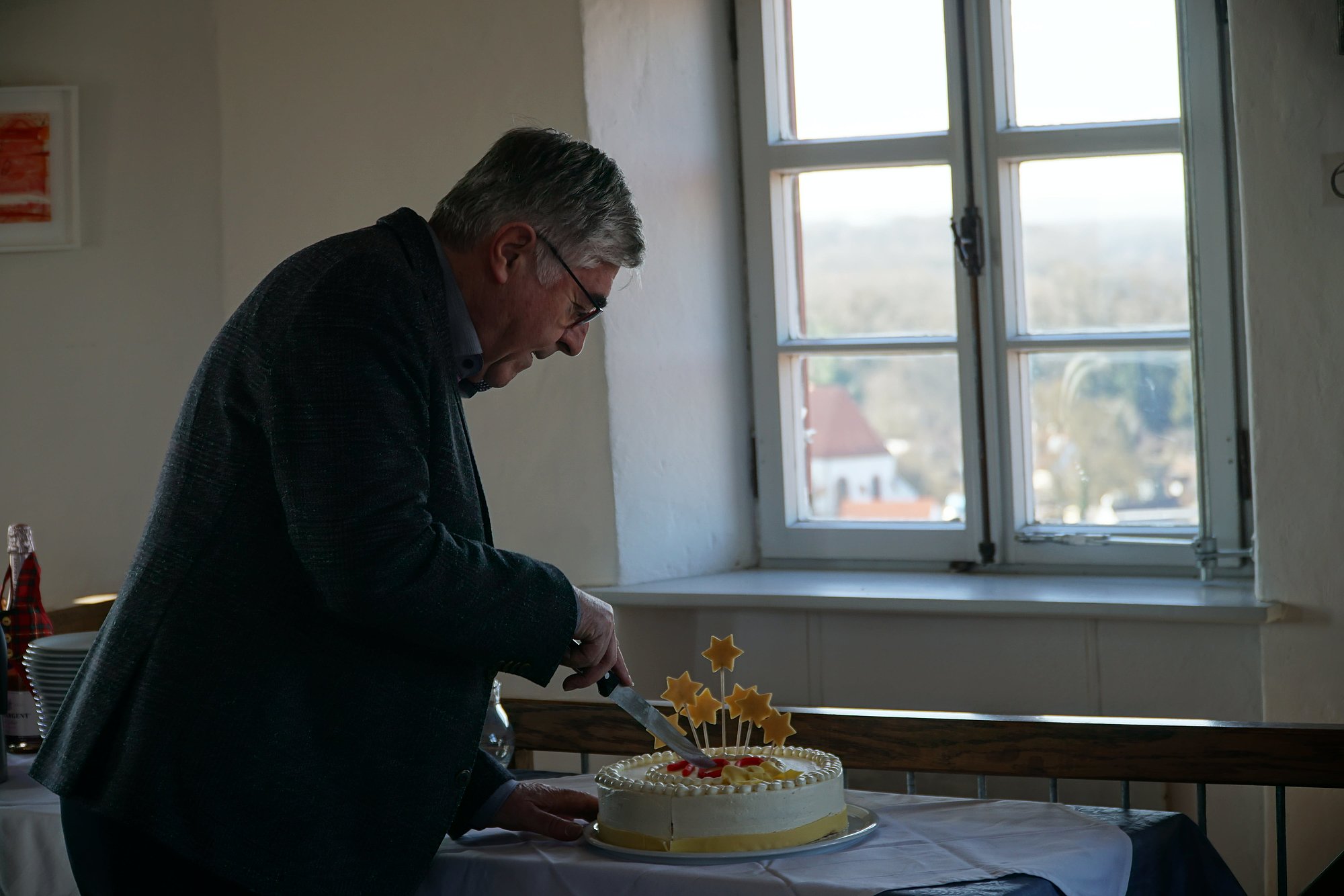 Die letzte Sitzung des 3. Seniorenbeirates war auch gleichzeitig die 100. Sitzung dieses Gremiums und fand in der Türmerstube des Günzburger Stadtturmes statt. Foto: Julia Ehrlich/ Stadt Günzburg