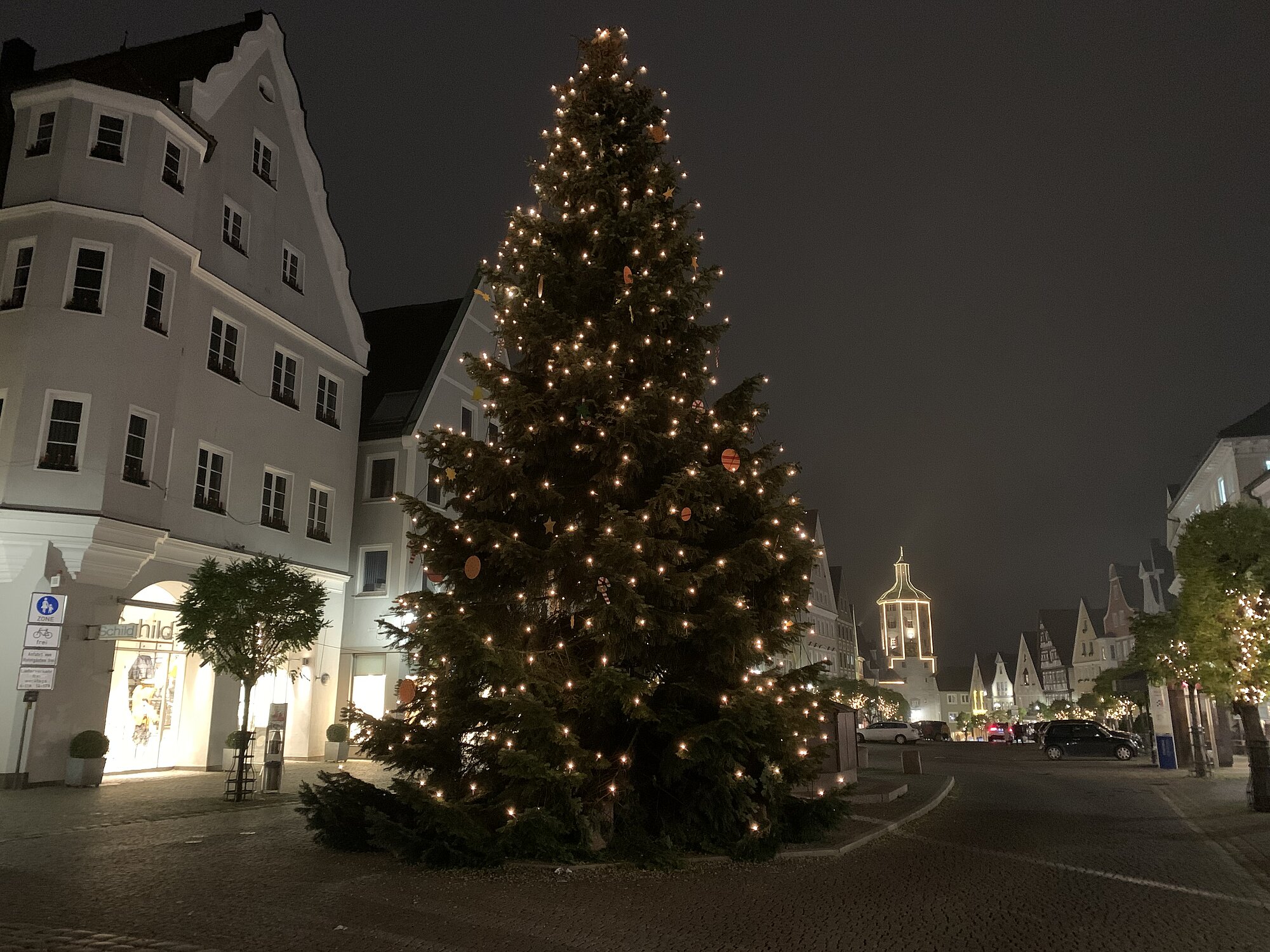 Ein festlich geschmückter Christbaum ziert den Günzburger Marktplatz. Foto: Julia Ehrlich/Stadt Günzburg