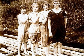 Vier Mädchen im Donaubad. Foto: Sammlung Stadtarchiv Günzburg