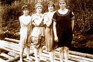Vier Mädchen im Donaubad. Foto: Sammlung Stadtarchiv Günzburg