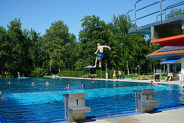 Eine der beliebtesten Sommerfreizeiteinrichtungen in der Region ist das Waldbad in Günzburg. Stadtwerke-Vorstand Lothar Böck zieht eine positive Bilanz für 2025. Foto: Stadtwerke Günzburg