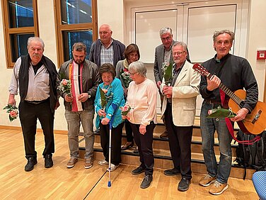 autorenlesung_im_forum_am_hofgarten Literarisch ganz schön was geboten war bei der Autorenlesung im Forum am Hofgarten, organisiert durch den Günzburger Seniorenbeirat. (V.l.: Manfred Enderle, Adrian Dakaj, Gerhard Skrebbas, Erika Schramm, Waltraud Kretschmer, Elisabeth Flott, Gerhard Schöttl, Frank Becker und Musiker Richard Kraus) Foto: Werner Flott