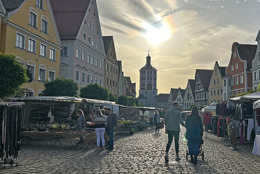 Geöffnete Ladengeschäfte und Marktstände laden am 12. Oktober in die Günzburger Altstadt zum Herbstmarkt ein. Foto: Julia Ehrlich/ Stadt Günzburg
