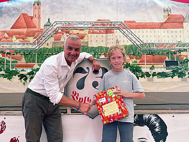 Günzburgs Oberbürgermeister gratuliert Johannes Kleiber, dessen Luftballon beim Kindertag im vergangenen Jahr am weitesten geflogen ist. Foto: Michael Lindner/Stadt Günzburg